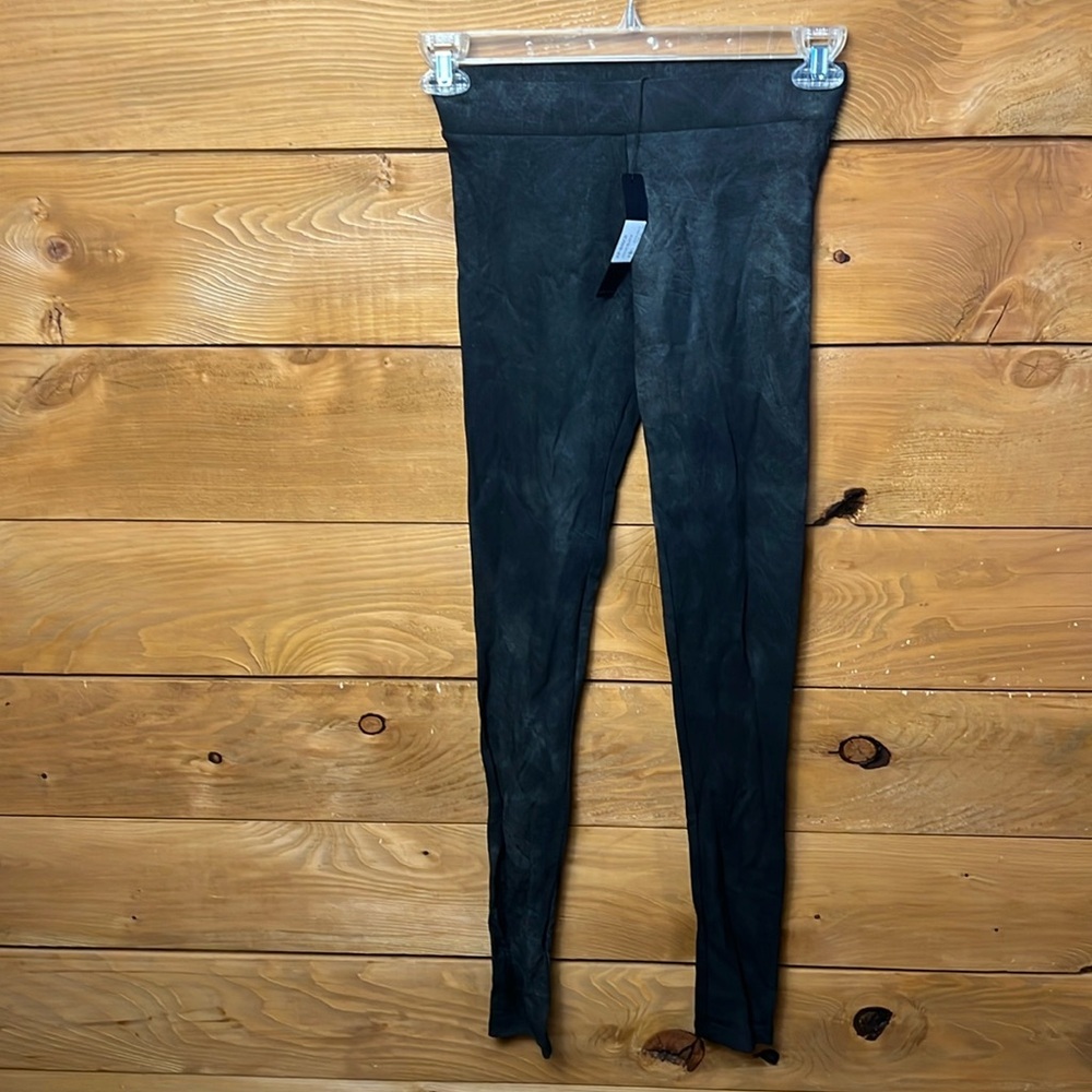 Krisa by Revolve Women’s Coated Black Leggings XS evening elastic waist‎ pull on